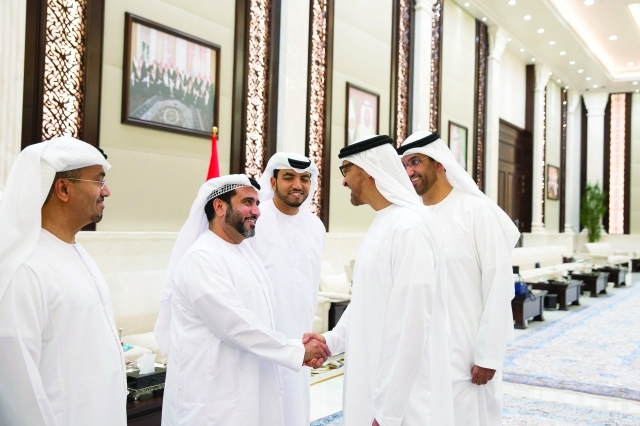"محمد بن زايد مصافحاً المديرين والمسؤولين في أدنوك بحضور سلطان الجابر"