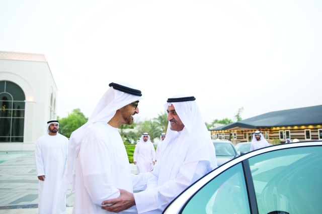 "محمد بن زايد لدى استقباله حمد الشرقي"