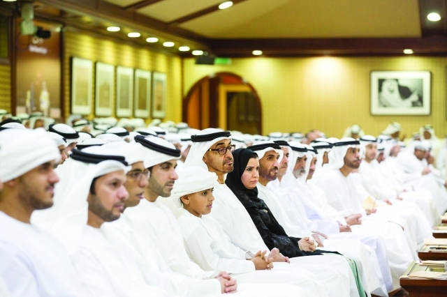 "محمد بن زايد يتابع المحاضرة بحضور أمل القبيسي ونهيان بن زايد وهزاع بن طحنون وكبار الشخصيات | وام"
