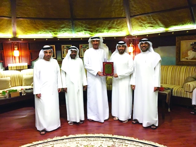 "أسامة الشعفار يهدي درع الاتحاد إلى حسين لوتاه"