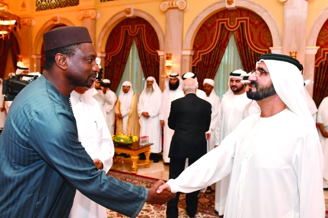 "■ محمد بن راشد يطالع نسخة المصحف النادرة بحضور حمدان ومكتوم واحمد بن محمد وإبراهيم بوملحه وخليفة سليمان وعمر عبد الكافي"