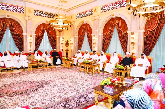 "■ محمد بن راشد لدى استقباله نخبة من علماء الدين والوعاظ والأئمة بحضور حمدان ومكتوم بن محمد وإبراهيم بوملحه ومحمد مطر الكعبي | تصوير: سيف محمد ومحمد هشام"