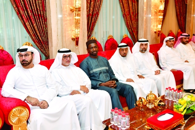 "محمد القرقاوي وجانب من علماء الدين والأئمة خلال اللقاء"