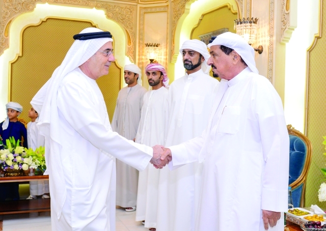 "حميد النعيمي يتقبل تهاني زكي نسيبة بحضور عمار وأحمد وعبد العزيز النعيمي ــ وام"