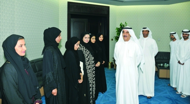 "سعود بن راشد المعلا مستقبلاً أعضاء مجلس شباب أم القيوين ــ وام"