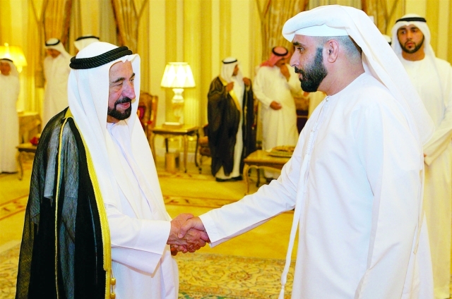 "سلطان القاسمي مستقبلاً المهنئين ــ وام"