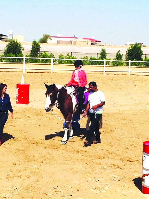 "ممارسة رياضة الفروسية في مركز المرموم للعلاج بركوب الخيل"