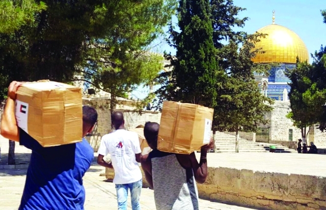"■ خلال توزيع الطرود الغذائية على سكان مدينة القدس | وام"