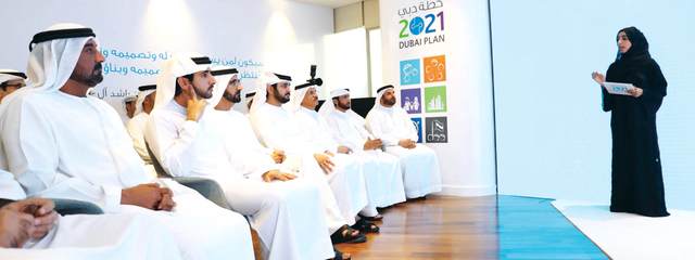"محمد بن راشد مستمعاً إلى شرح عن استراتيجية دبي الصناعية بحضور حمدان ومكتوم بن محمد وأحمد بن سعيد وسلطان المنصوري ومحمد الشيباني وعبد الله الشيباني | تصوير: خليفة عيسى"