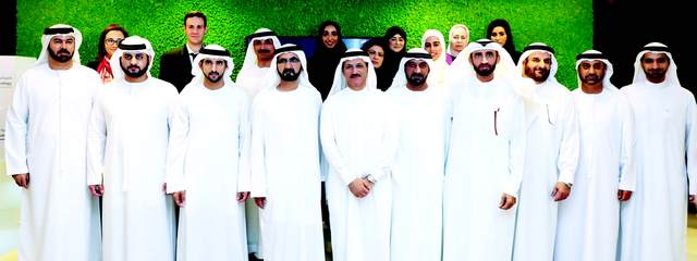 "محمد بن راشد لدى إطلاقه استراتيجية دبي الصناعية بحضور حمدان ومكتوم بن محمد وأحمد بن سعيد ومحمد القرقاوي وسلطان المنصوري وسلطان بن سليم ومحمد الشيباني وعبد الله الشيباني وأمينة الرستماني وابراهيم الجناحي وعبد الله بالهول"