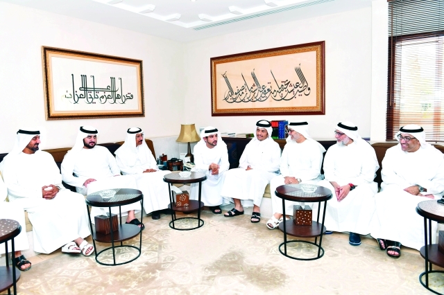 "■ حمدان ومكتوم بن محمد يقدمان واجب العزاء بحضور أحمد بن سعيد ومحمد المر وعبد الرحمن العويس وأسرة الفقيد | تصوير: سيف محمد"