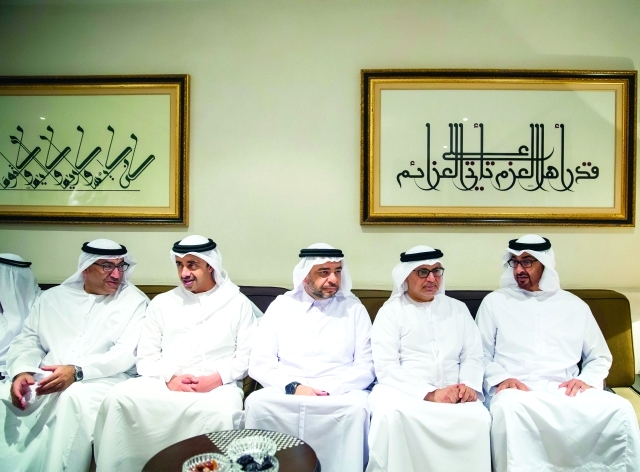 "■ محمد بن زايد يواسي ذوي الفقيد بحضور عبدالله بن زايد وعبدالرحمن العويس"
