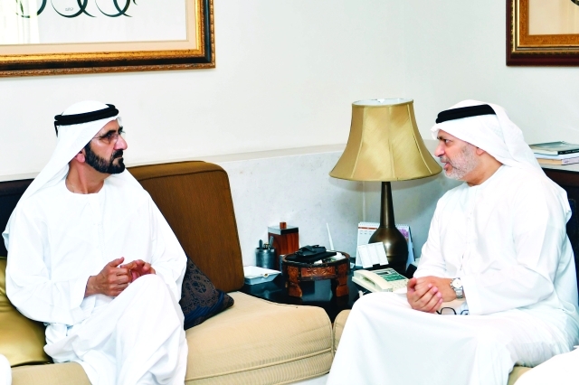 "■ محمد بن راشد مواسياً أنور قرقاش"