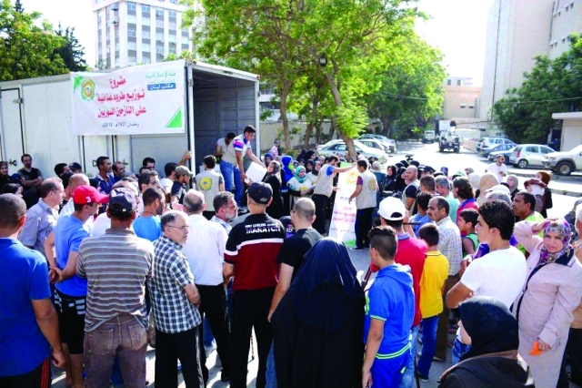 "هيئة الأعمال الخيرية وزعت طروداً غذائية في 10 دول"