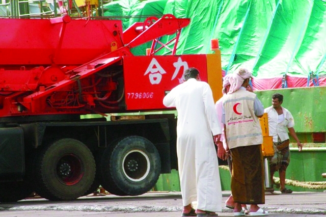 "■ جانب من المساعدات الغذائية خلال نقلها من الميناء | البيان"