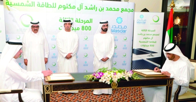 "■ محمد بن راشد يشهد بحضور حمدان بن راشد ومنصور بن زايد توقيع سلطان الجابر وسعيد الطاير الاتفاقية | تصوير: محمد هشام"