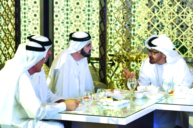 "■ محمد بن راشد في حديث مع محمد بن زايد بحضور سيف بن زايد وسلطان المنصوري"