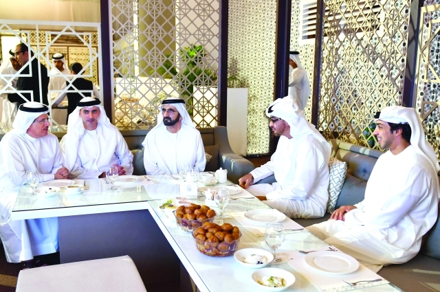 "■ محمد بن راشد ومحمد بن زايد خلال اللقاء بحضور سيف ومنصور بن زايد وسلطان المنصوري | تصوير: محمد هشام"