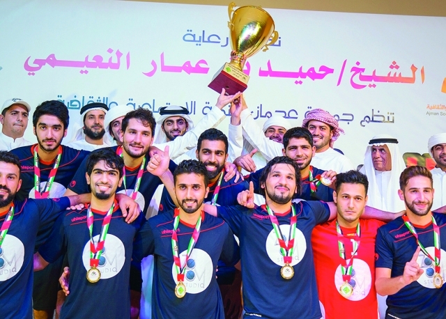 "■ الفريق البطل يحتفل بالكأس | البيان"