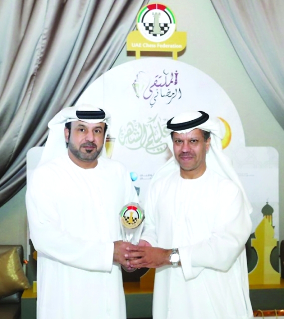 "■ جاسم القاسمي يتسلم درعاً تذكارية من المقبالي البيان"