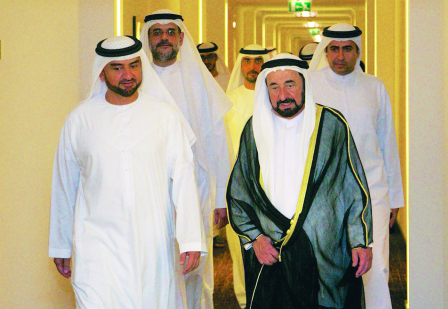 "■ حاكم الشارقة خلال الجولة يرافقه سلطان بن محمد بن سلطان وعبدالله بن سالم | البيان"