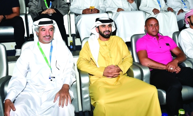 "■ منصور بن محمد يشهد نهائي كرة قدم الصالات بحضور سعيد حارب وروبيرتو كارلوس"