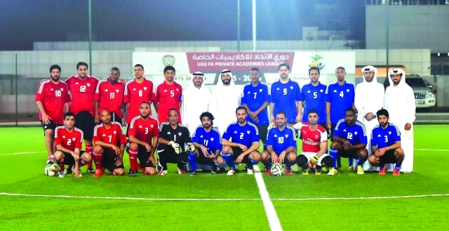"■ مروان بن غليطة يتوسط قدامى اللاعبين | البيان"