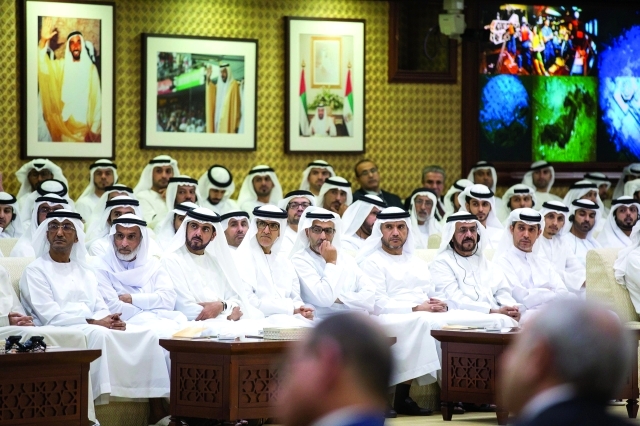 "■ مغير الخييلي ورياض المبارك وعويضة المرر وكبار الشخصيات خلال المحاضرة"