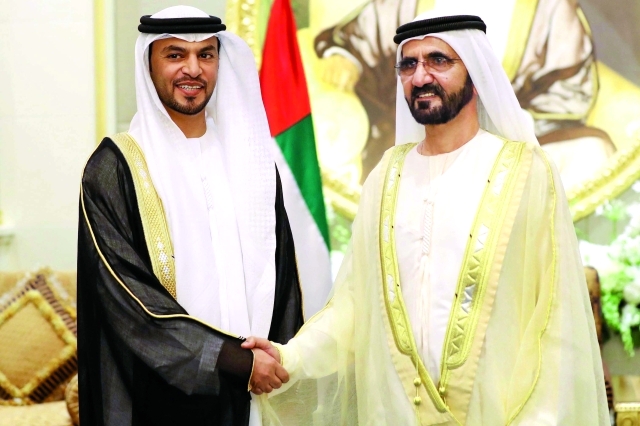 "محمد بن راشد مصافحاً عبدالله سيف النعيمي"