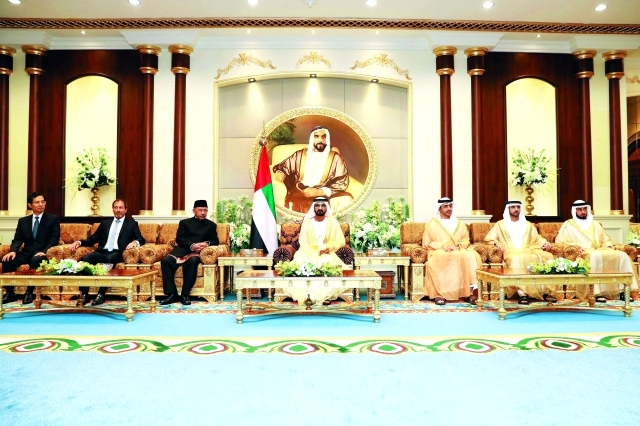 "محمد بن راشد خلال استقبال السفراء بحضور حمدان بن محمد وعبدالله بن زايد وأحمد بن محمد | تصوير: خليفة عيسى"