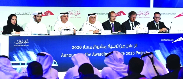 "■ مطر الطاير وهنري بوبار لافارج وعبدالمحسن إبراهيم يونس خلال المؤتمر الصحافي"