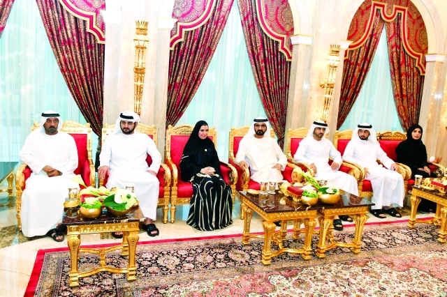 "■ محمد بن راشد وحمدان ومكتوم بن محمد خلال استقبال أمل القبيسي وأعضاء المجلس الوطني الاتحادي بحضور أحمد بن سعيد وأحمد بن محمد وعفراء البسطي | تصوير: محمد هشام"
