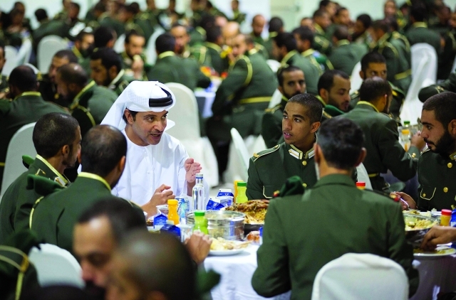 "هزاع بن زايد متحدثاُ إلى عدد من ضباط الصف لمجندي الخدمة الوطنية"