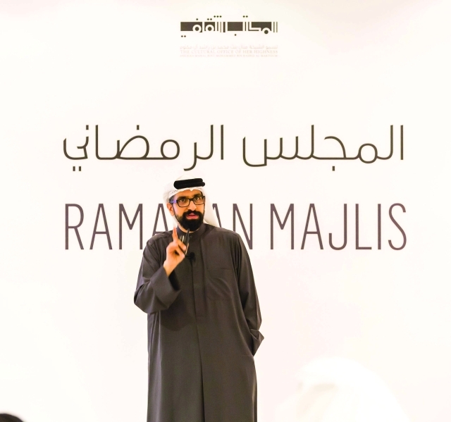 "■ سلطان سعود القاسمي متحدثاً خلال الأمسية الرمضانية"