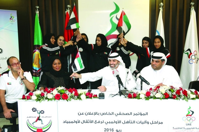 "■ سلطان بن مجرن مع اللاعبات سعداء بالتأهل خلال المؤتمر الصحفي | تصوير موهان"