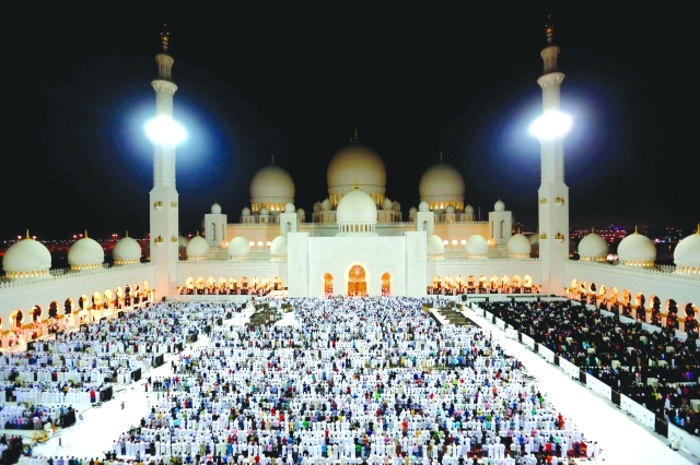 "■ جموع المصلين في جامع الشيخ زايد الكبير | من المصدر"