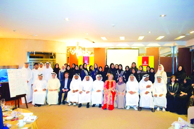 "■ عهود الرومي وإيزابيل أبو الهول تتوسطان الحضور في لقطة تذكارية  |  البيان"