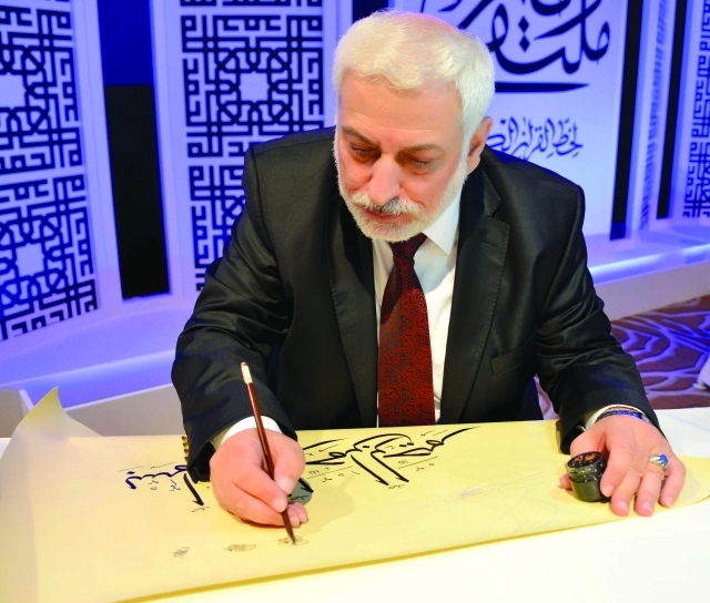 "■ أحد المشاركين منكباً على العمل"