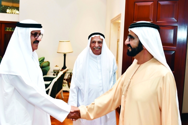 "■ سموه يصافح سعيد الكندي بحضور جمعة الماجد"