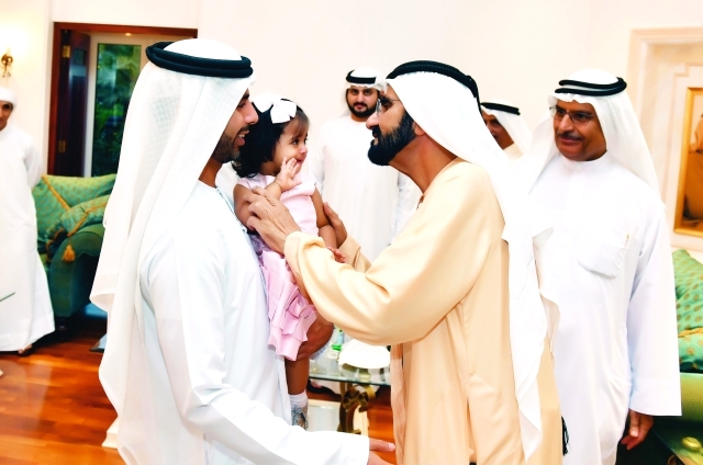 "محمد بن راشد لدى حضوره المأدبة يرافقه مكتوم بن محمد بحضور أحمد الطاير تصوير ــ محمد هشام"