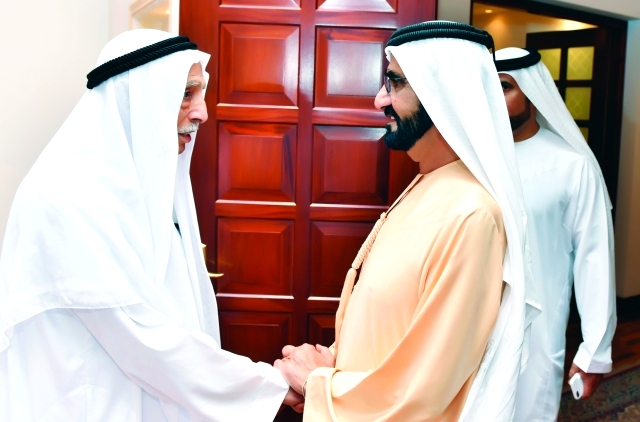 "■ محمد بن راشد يصافح جمعة الماجد"