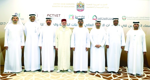 "حسين الحمادي وأحمد بالهول يتوسّطان محمد البيلي وعبد اللطيف الشامسي ورياض المهيدب ومبارك الشامسي وعارف الحمادي وفاروق حمادة خلال الإعلان عن قبول الطلبة | تصوير: مجدي اسكندر"