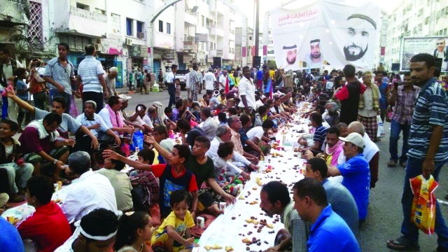 "■ صور المغفور له الشيخ زايد إلى جانب خليفة ومحمد بن زايد خلال إفطار جماعي في الشارع الرئيسي بمدينة المعلا"