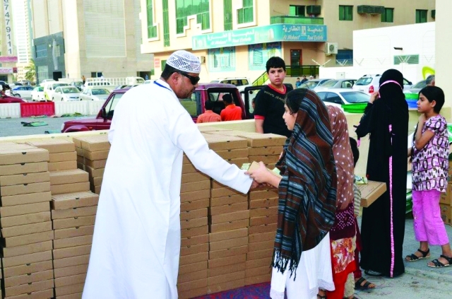 "■ خلال تقديم الوجبات للصائمين"