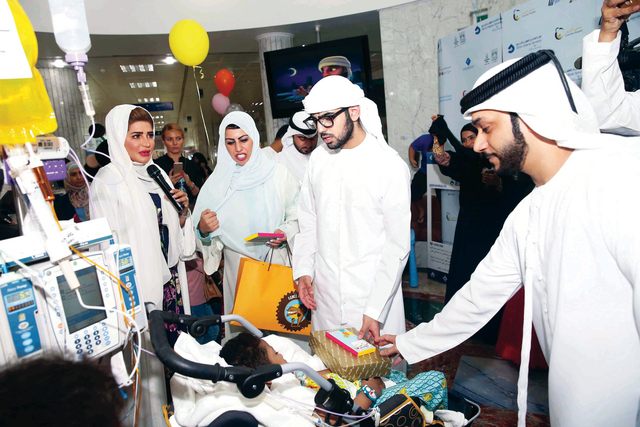 "خليفة بن سلطان آل نهيان يقدم هدية و عيدية لأحد الأطفال المرضى"