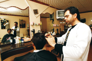 صالونات الحلاقة.. ازدحام مزمن وأرقام لتنظيم انتظار الزبائن