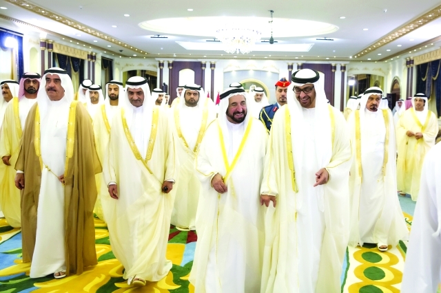 "محمد بن زايد مستقبلاً سلطان القاسمي وحميد النعيمي وحمد الشرقي وسعود المعلا وسلطان بن محمد وعمار النعيمي ومحمد الشرقي ومحمد بن سعود بحضور منصور بن زايد"