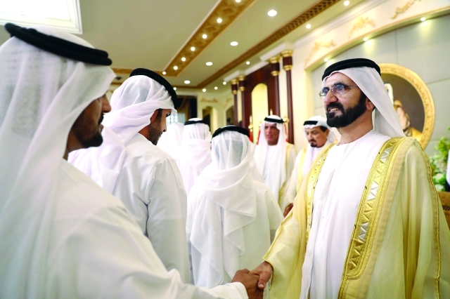 "محمد بن راشد والحكام يتقبلون تهاني المواطنين بالعيد"