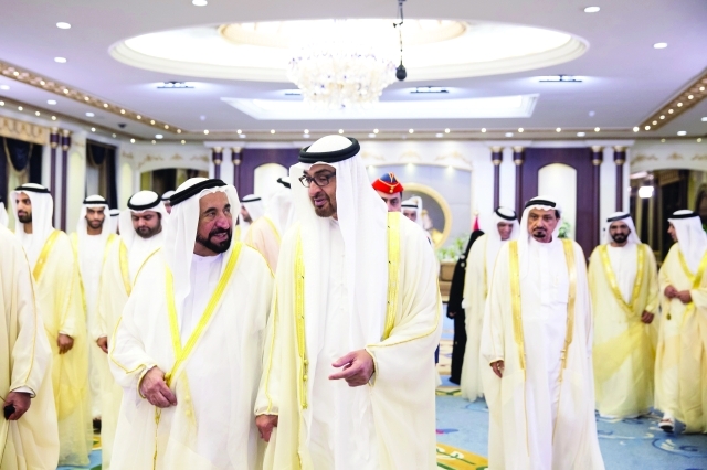 "محمد بن راشد ومحمد بن زايد لدى استقبالهما الحكام وأولياء العهود بحضور منصور بن زايد"
