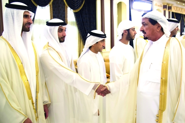 "حميد النعيمي يصافح خالد بن سلطان بن زايد بحضور زايد بن منصور بن زايد وسعيد بن مكتوم وخالد بن فيصل القاسمي"